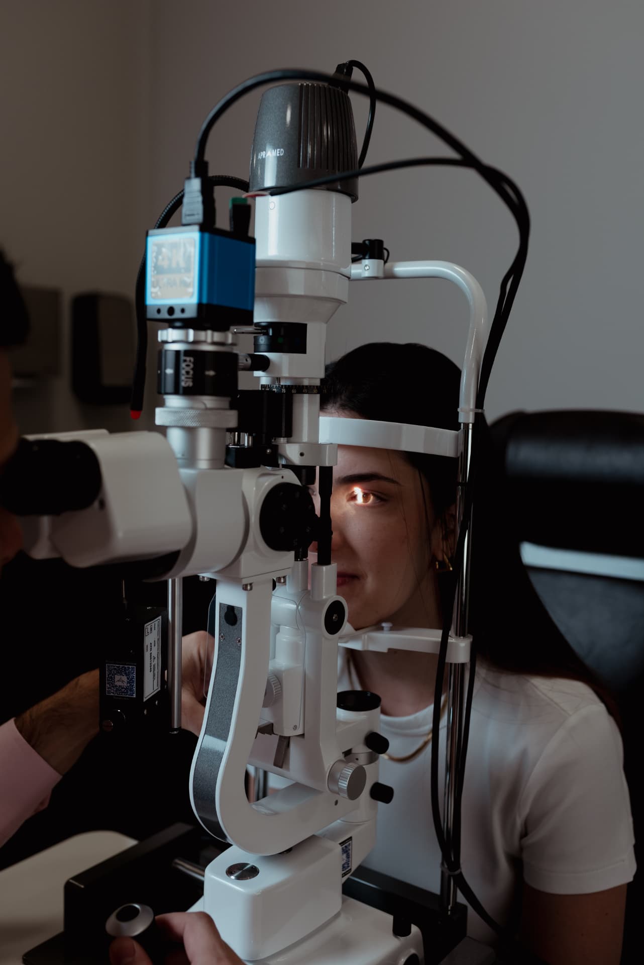 Dr. Henrique Doná realizando exame oftalmológico na lâmpada de fenda